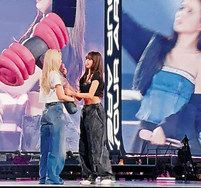 ■Lisa與Rosé齊齊玩巨型應援。