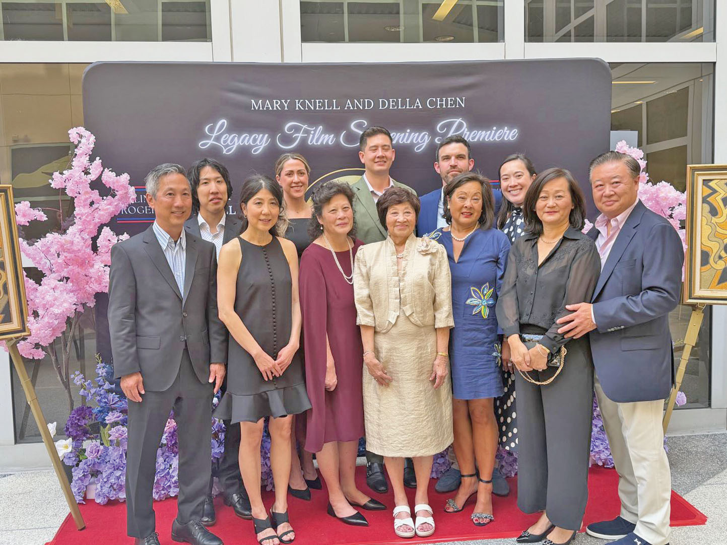 Della Chen的家人與現場來賓大合照。記者陸新攝