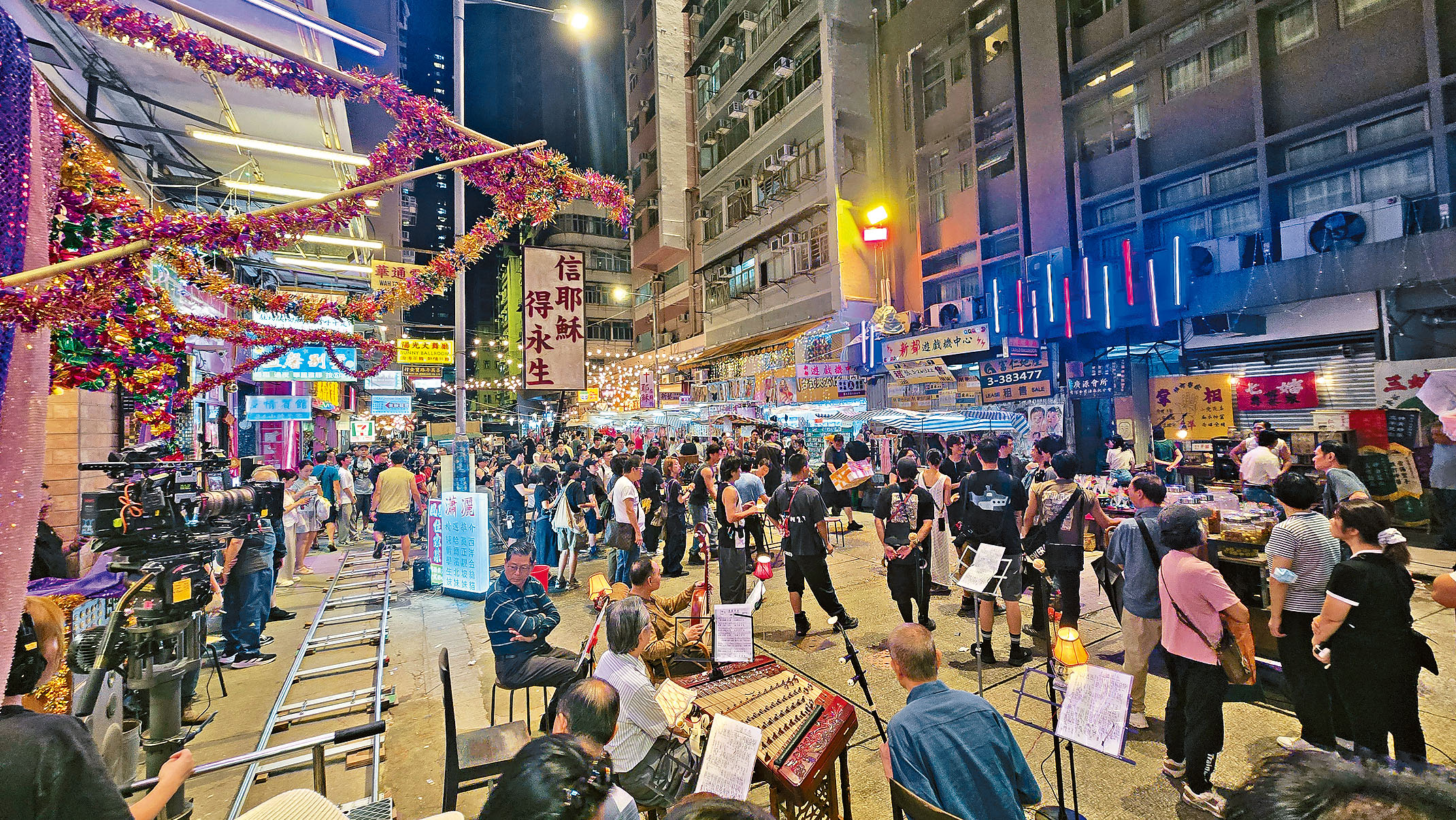 劇組還原舊香港,吸引眾多途人圍觀拍攝。