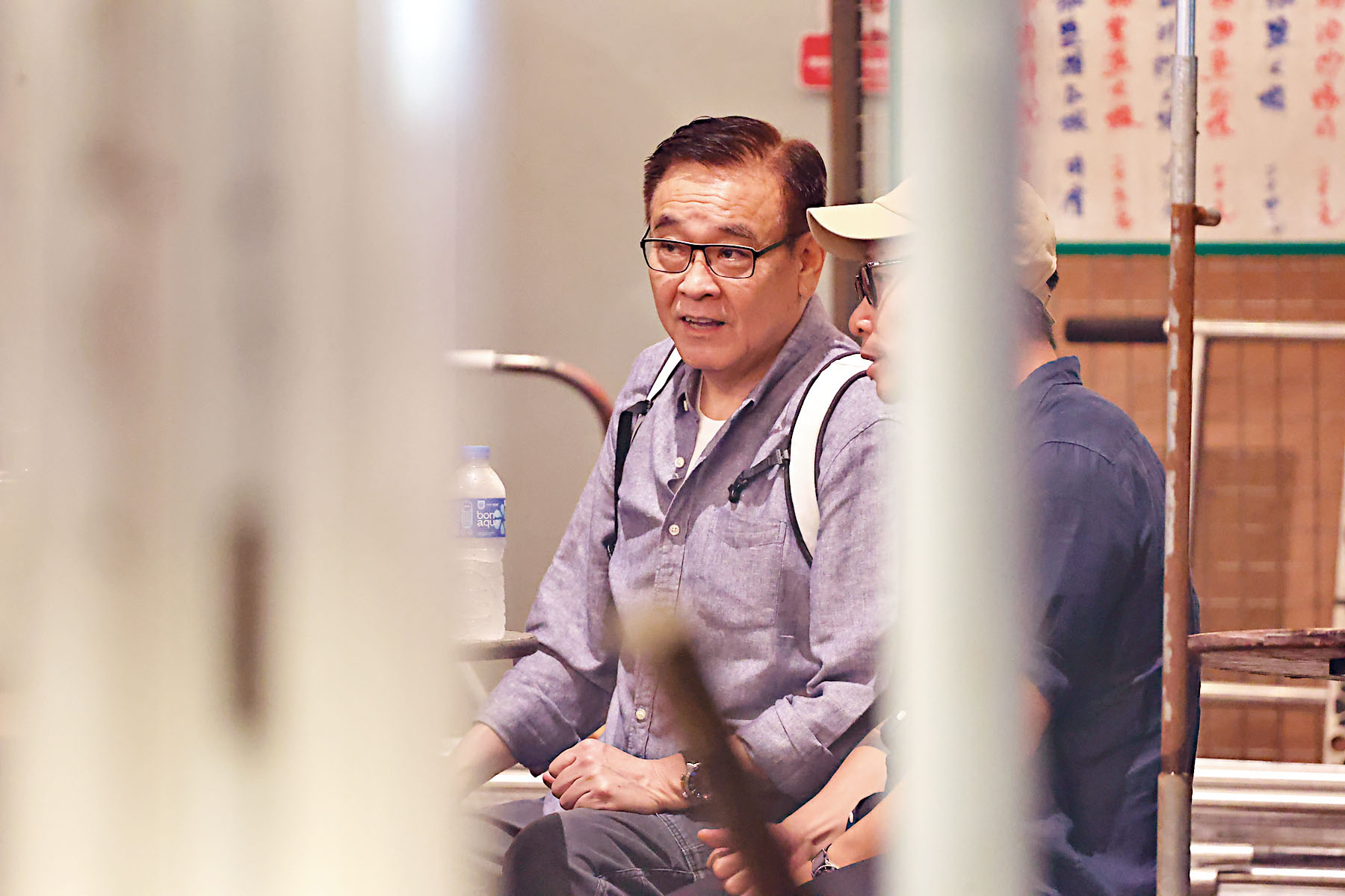 爾冬陞帶同友人前來探班。