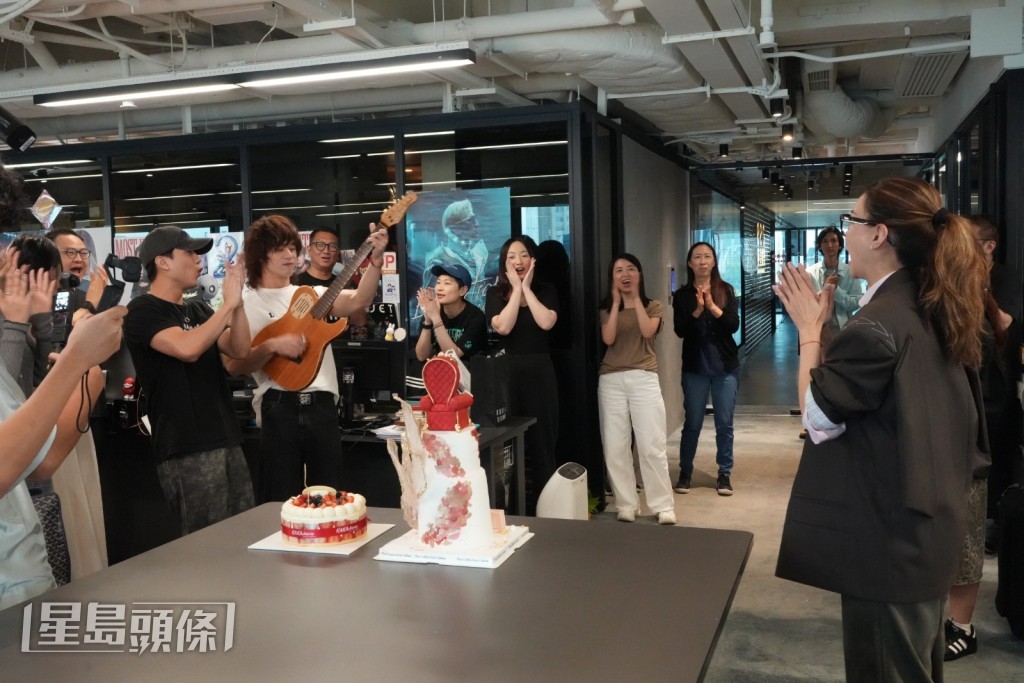 Mike拿着結他，與Dark合體自彈自唱生日歌。