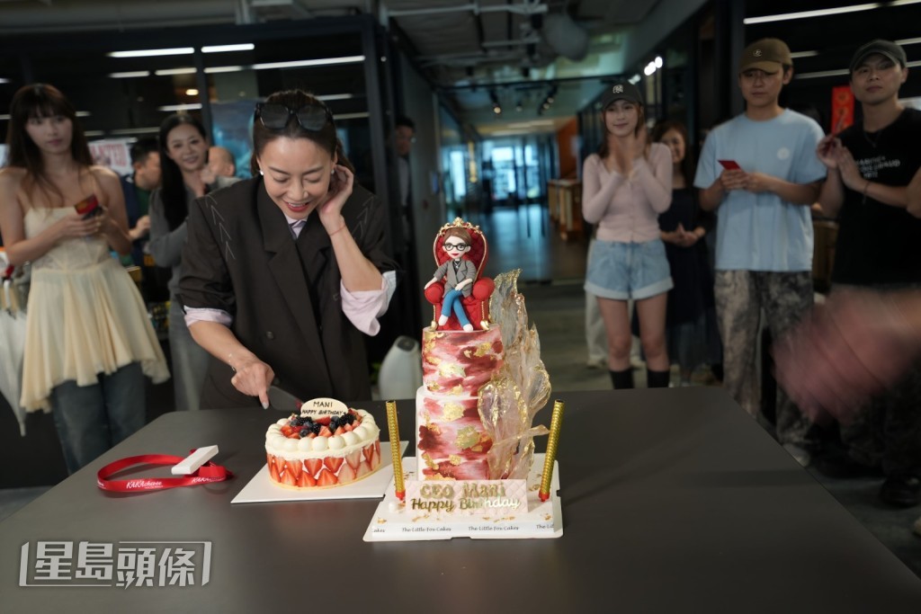 全公司大合唱，連英文、廣東話及國語三個版本都唱了一遍。