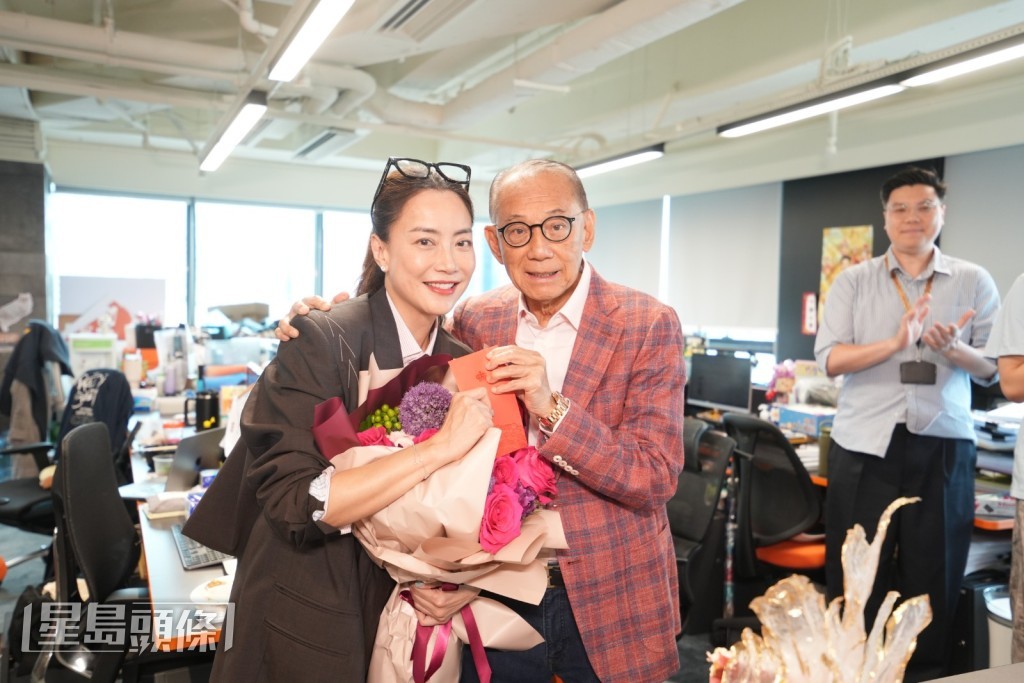 Mani親手遞上利是給楊博士。