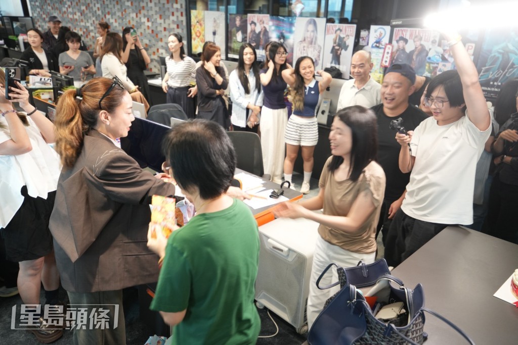 之後改為派實體利是，同事們都乖乖排隊等待。