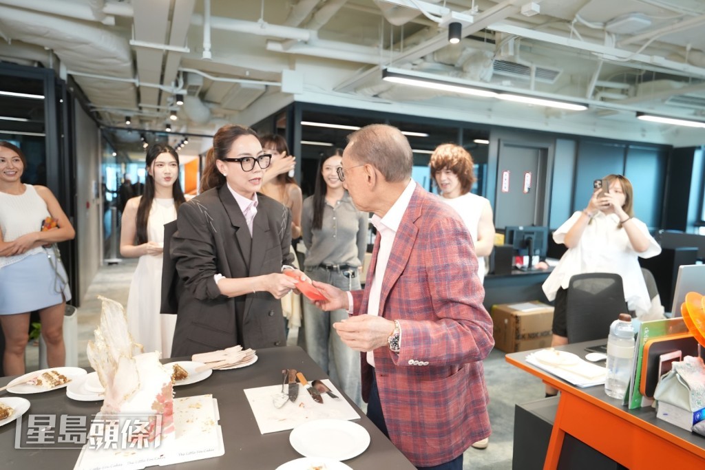 Mani突然問楊博士：「咦，你諗住俾利是我嗎？」全場即刻大笑兼拍手，向來有求必應的楊博士即時從褲袋拿出利是。
