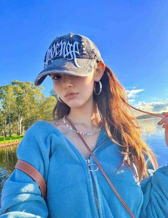 目前正與ADOR處理解約事宜的前成員Danielle,今日亦在個人IG發布了新照片。
