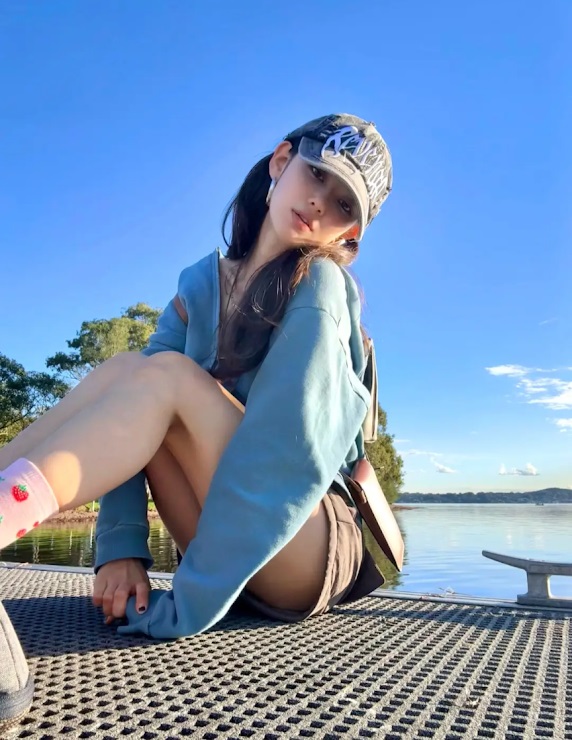 Danielle分享了以藍天白雲為背景的美照,並留言寫道「光明終會重現」。