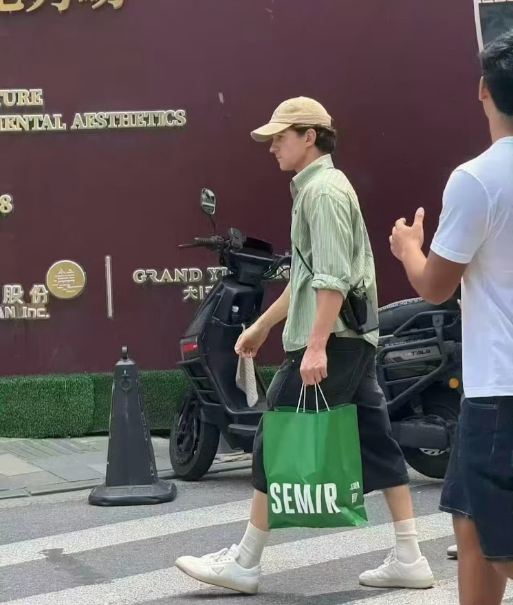 湯姆解釋,因在上海遊玩時天氣太熱,所以即場在服裝店買了短褲換上。(網上圖片)