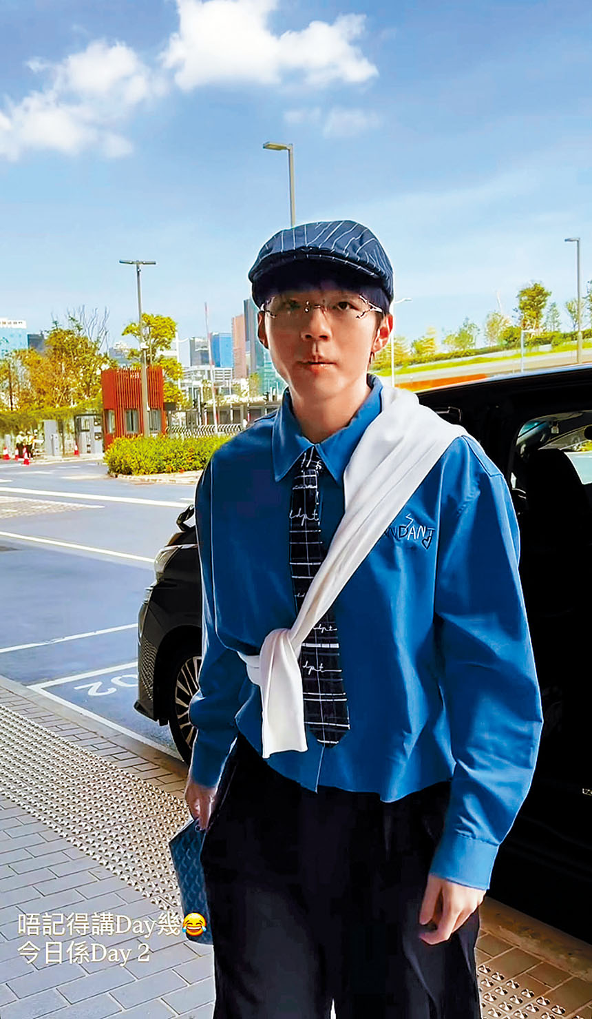 ■Ian昨日分享day2落車到場館的照片，藍色穿搭相當型格。