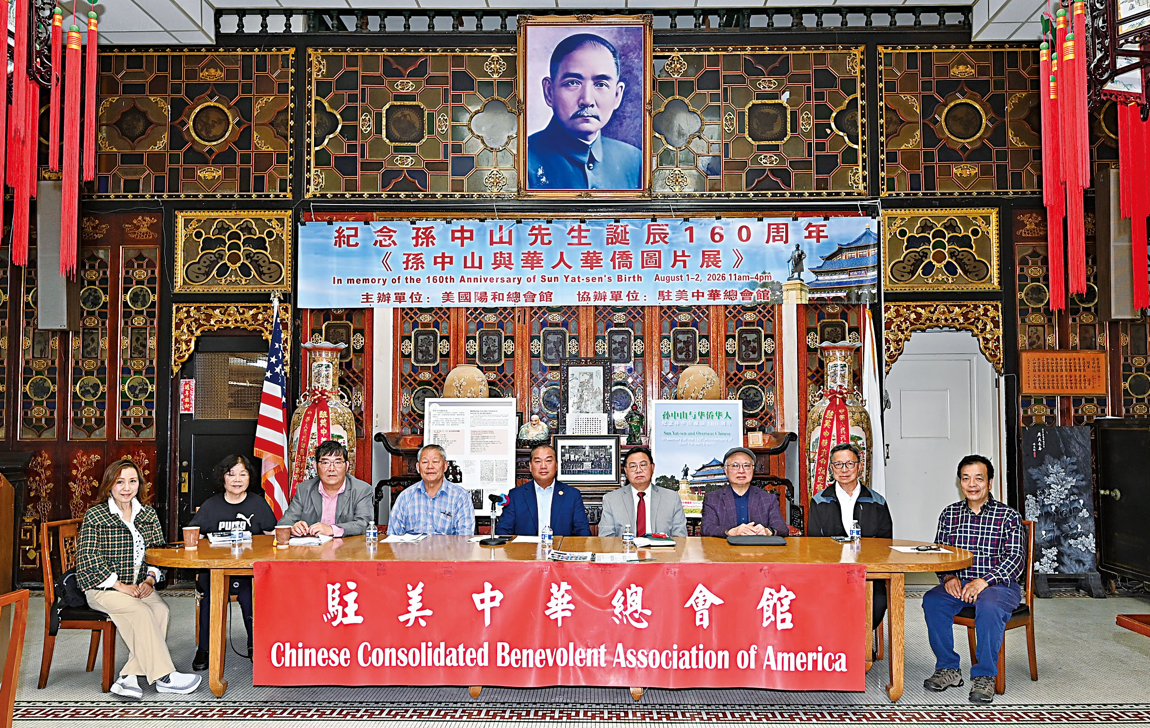 中華總會館總董盧炳坤、陽和總會館主席黃建成暨主席團、通事等合影。馬紅兵攝