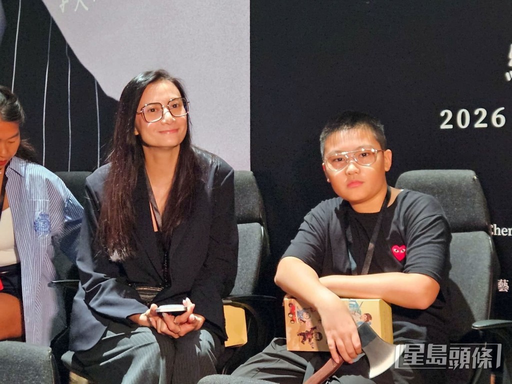 黃依汶和兒子一同前來欣賞。