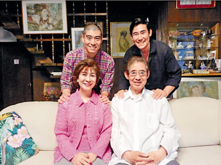 ■高嶋政宏及高嶋政伸昨公布母親壽美花代的死訊。