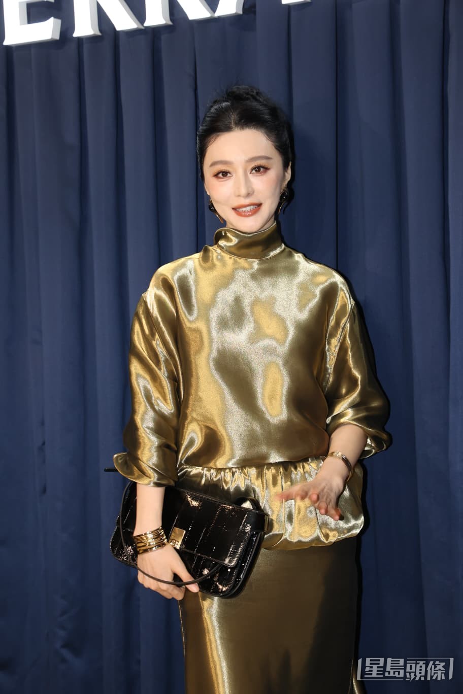 范冰冰以金色連身裙造型亮相活動。