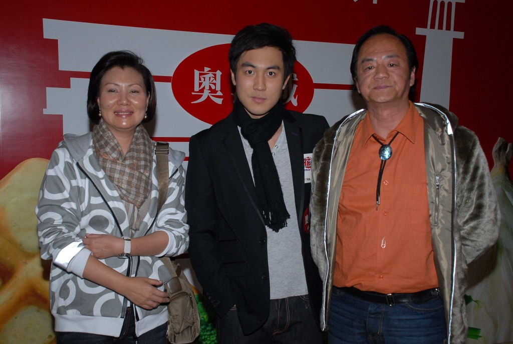 年輕時的譚俊彥與父母狄龍、陶敏明一同出席活動,星味十足。