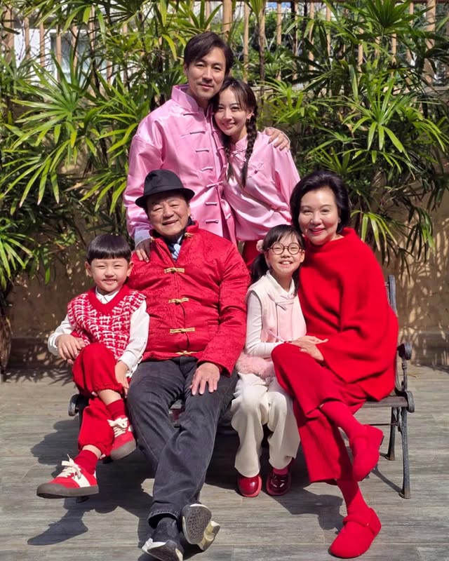 狄龍一家享受三代同堂之樂。