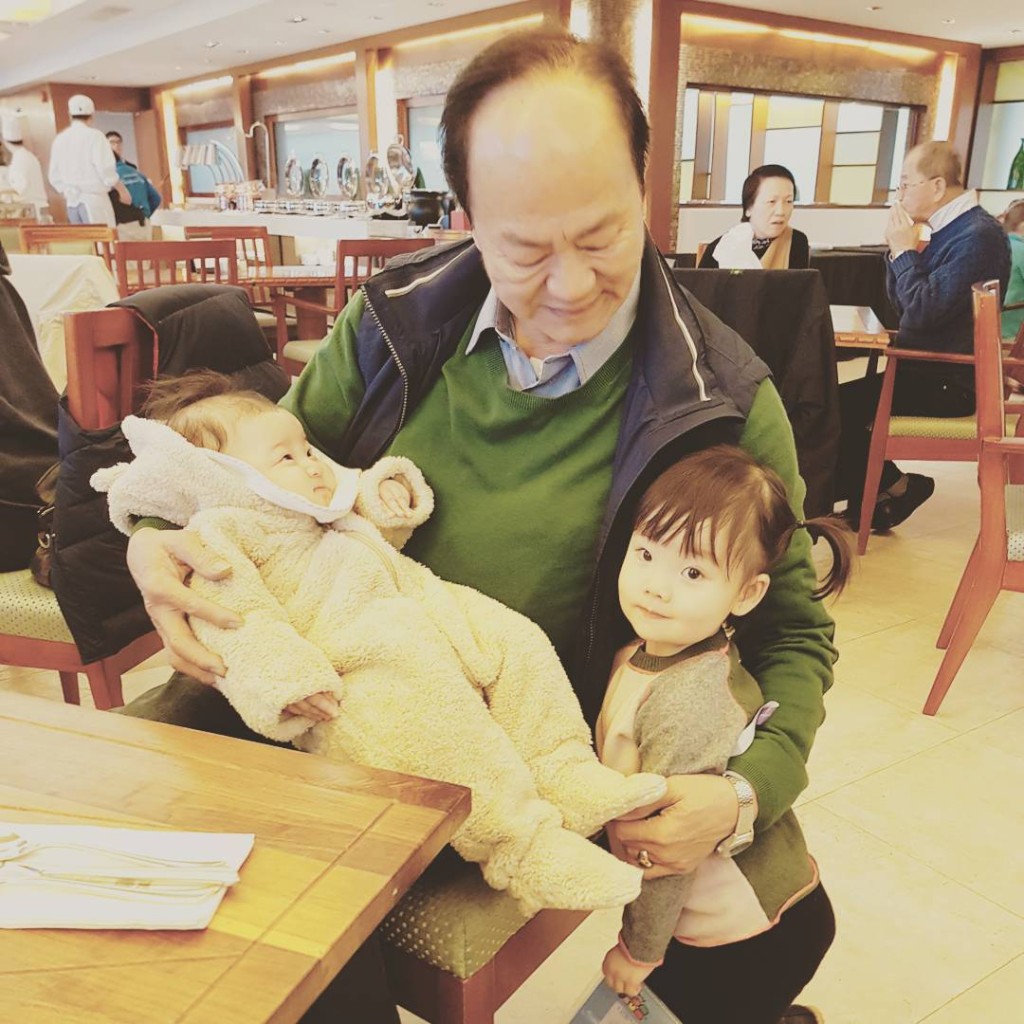 爺爺狄龍對兩個孫輩非常疼愛。