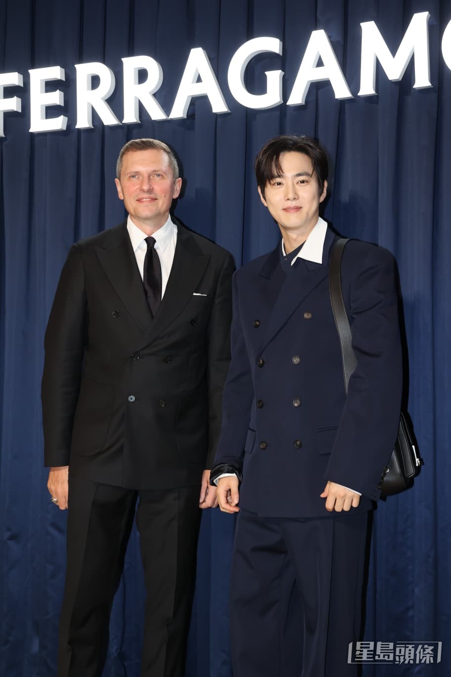 金俊勉講解其西裝設計靈感源自水手服。