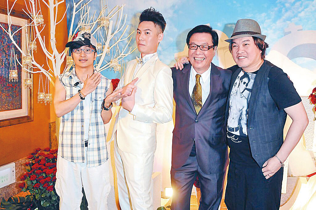 龐祥麟(右二)兒子龐雲徽(左二)當年補辦喜酒,好友唐從聖(左一)、康康都出席。網上圖片