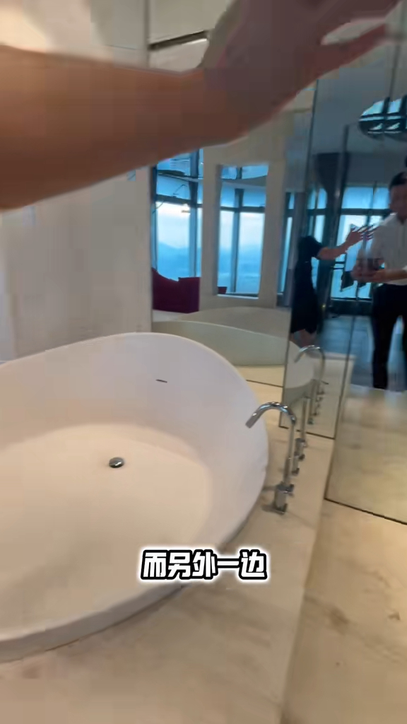 床尾電視櫃為鏡面,睡床旁邊設有超大浴缸,牆身同樣有鏡。