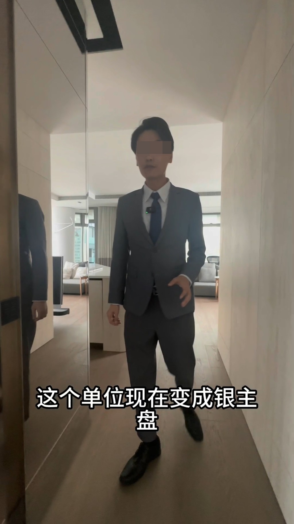 影片主持人以海景襯托「世紀拖手」的愛情故事作為開場。