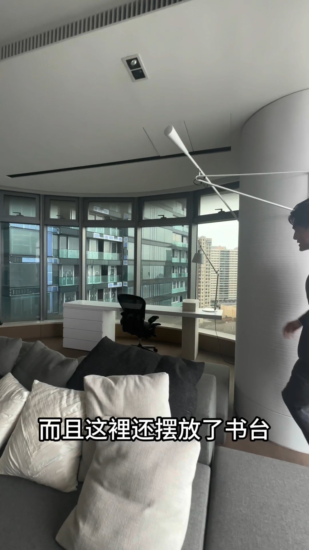 客廳設有落地大玻璃,飽覽維港海景,採光極佳。