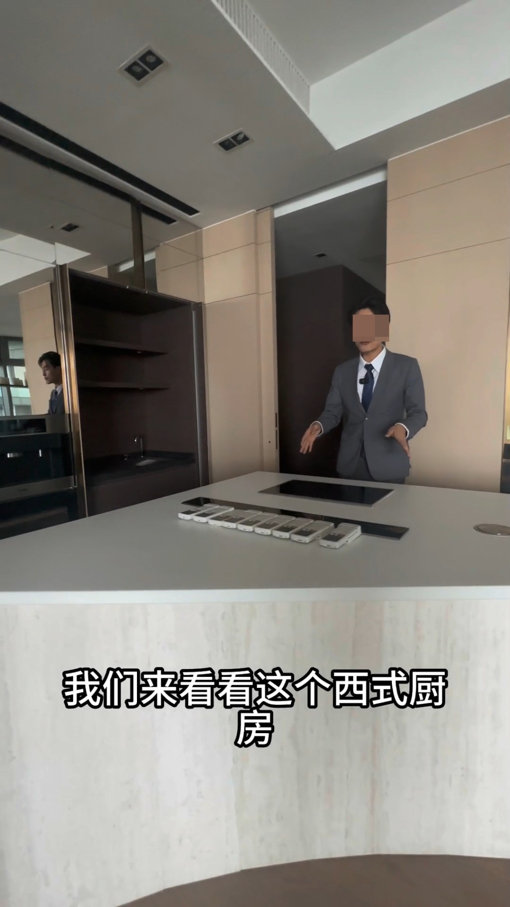 單位同時設有中式和西式廚房及煮食爐具。