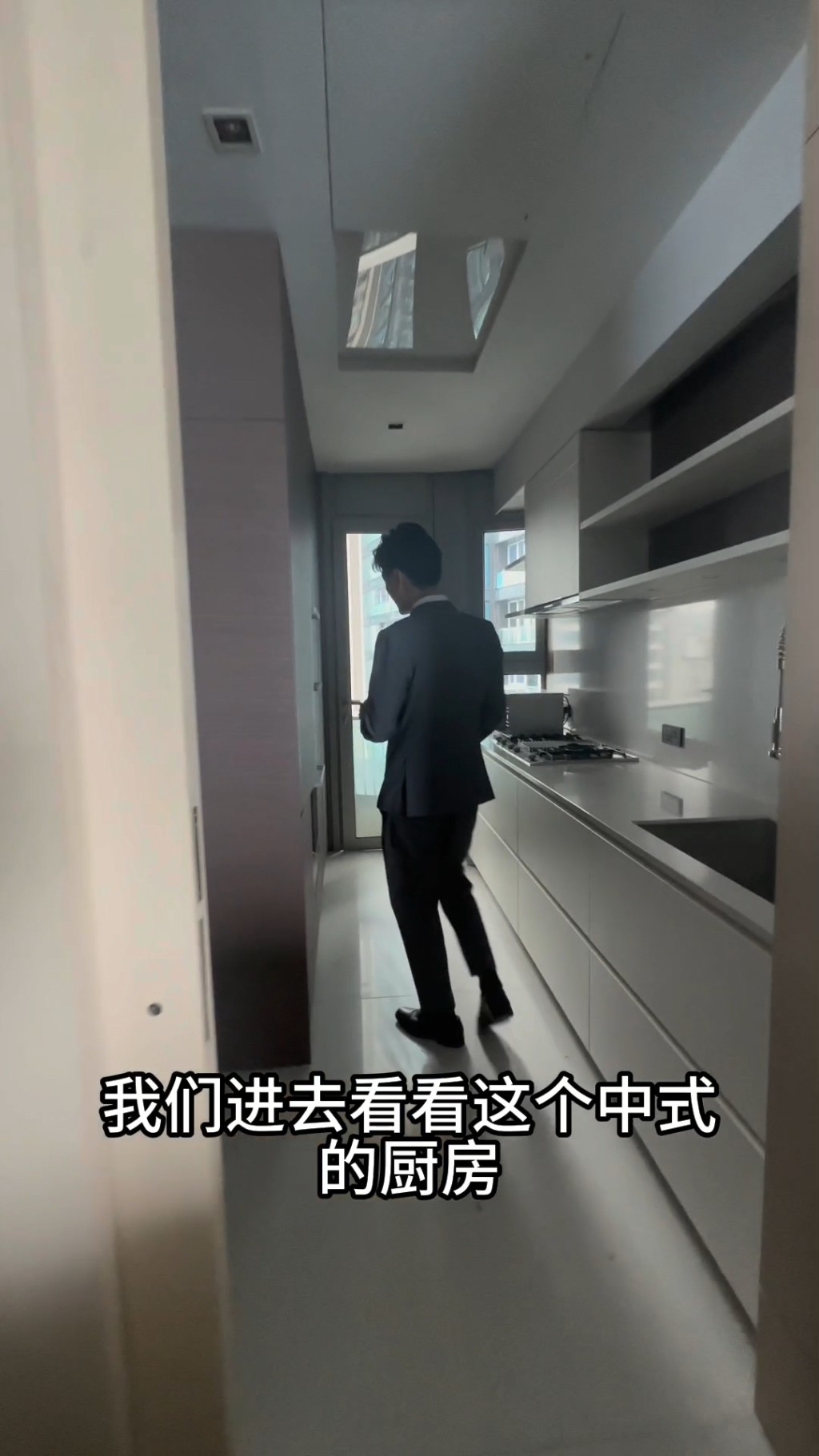 廚房採用長形設計。