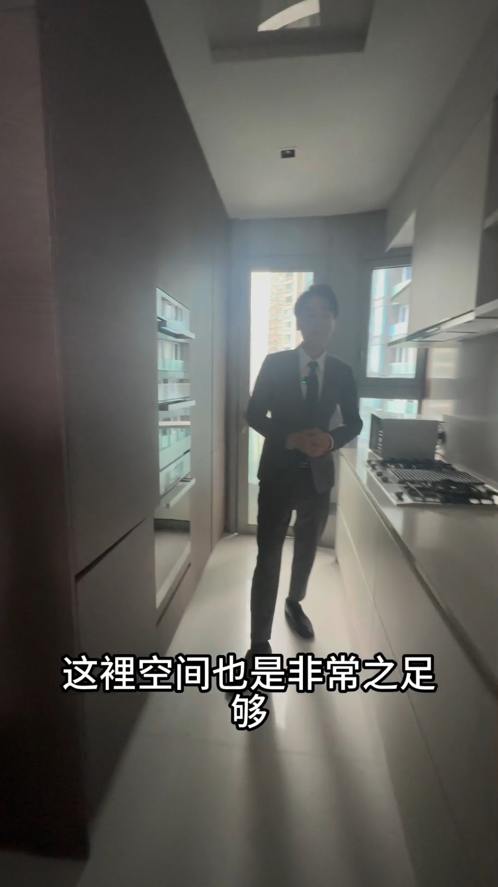 廚房看似不寬敞,但足夠多人同時使用。
