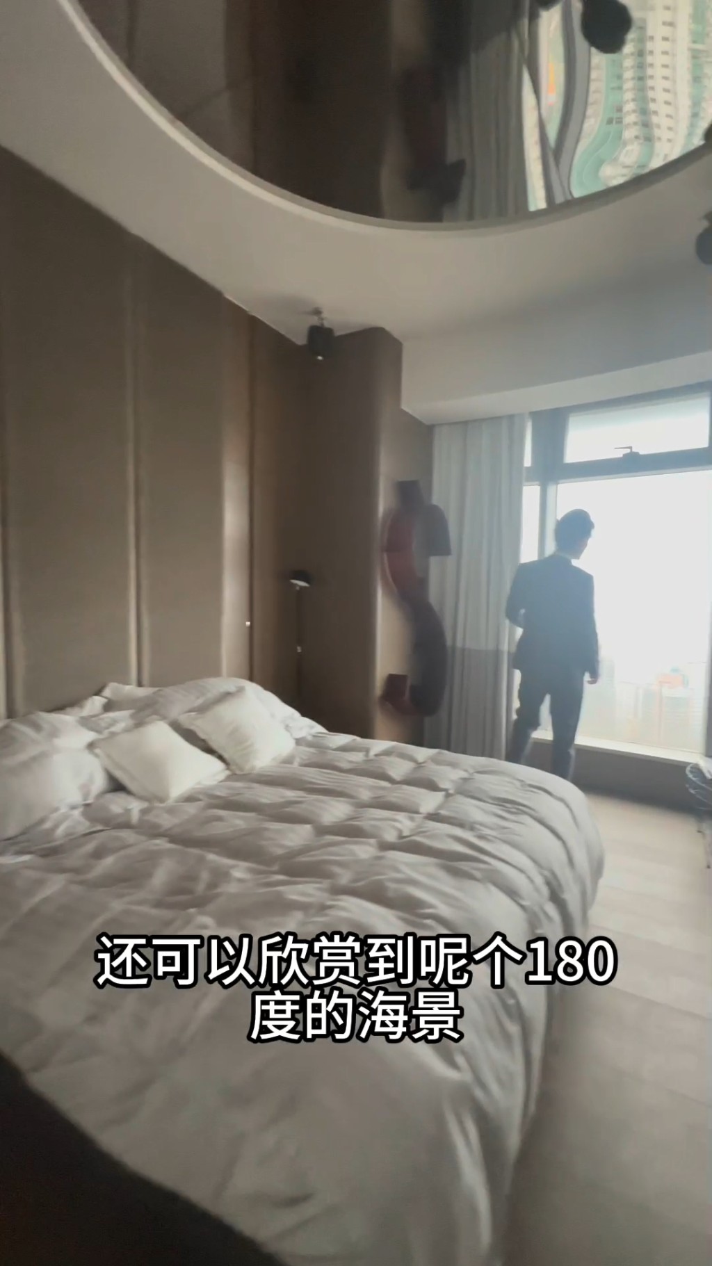 主人房天花裝有巨形鏡,床尾電視櫃亦為鏡面。