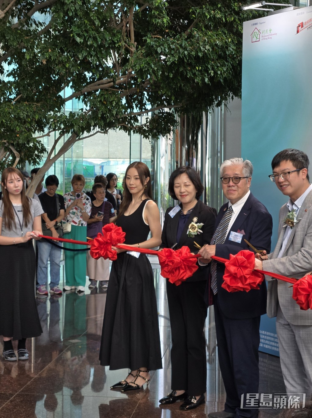 鄧麗欣以藝術家身份出席中環藝術展覽開幕禮,並展出其三幅作品。