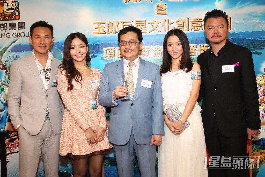 陳熹潼(左二)過去曾與黃玉郎(中)傳出戀情。