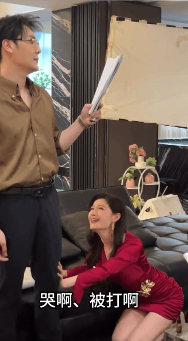 戲中被毆打痛哭，她大展抗壓演技。