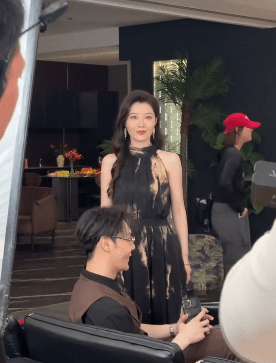 戲外她與劇中拍檔搞怪自拍，片場氛圍愉快。
