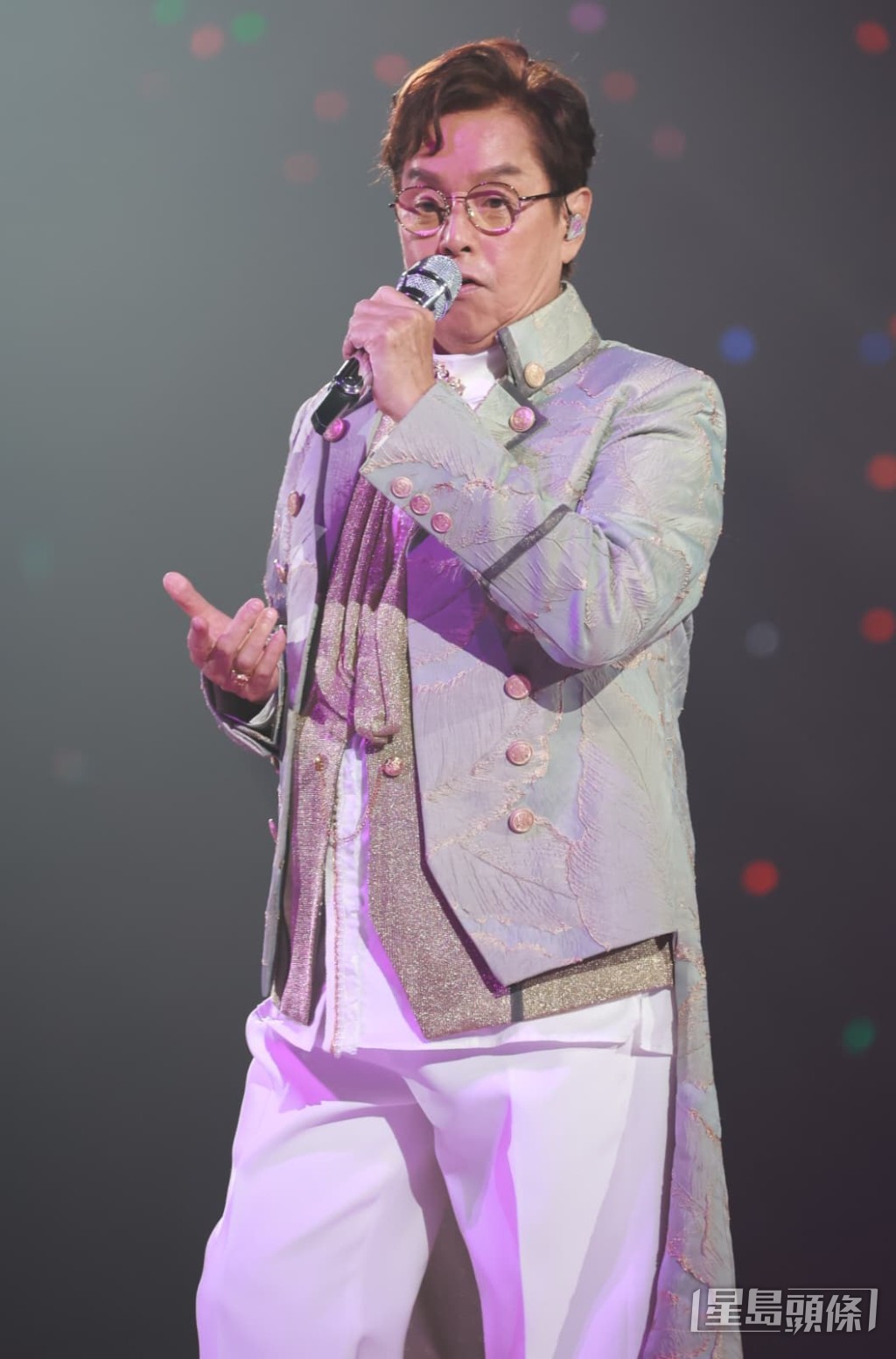 譚詠麟演唱會正式開場。