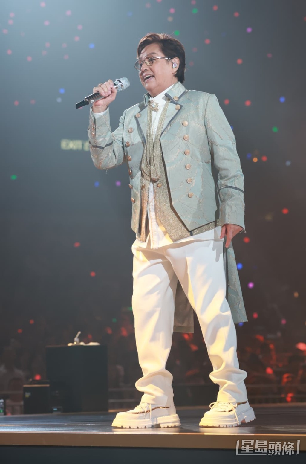 演唱會於晚上8時27分開場,比原定時間稍晚。