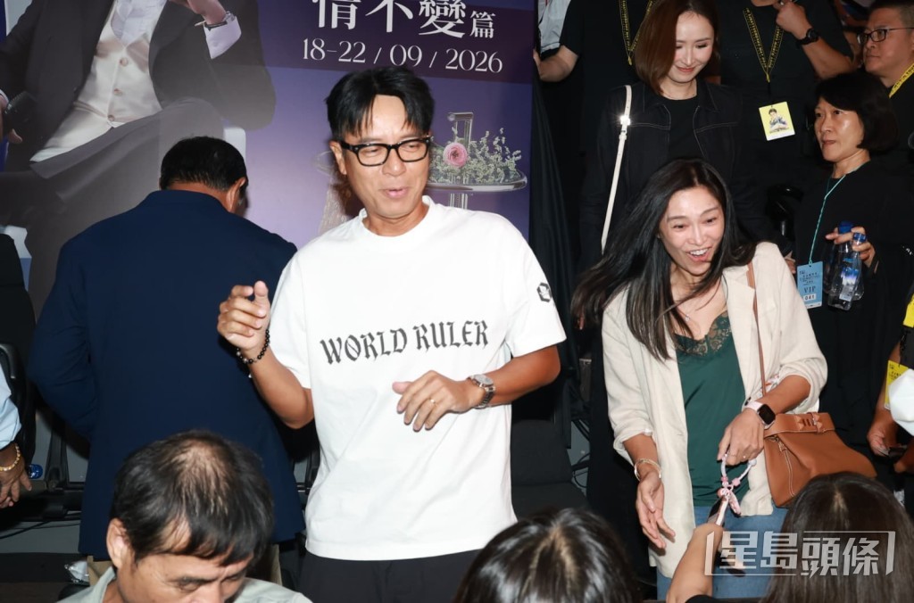 契仔李克勤與太太盧淑儀結伴現身紅館,支持校長譚詠麟的最後大型巡演。