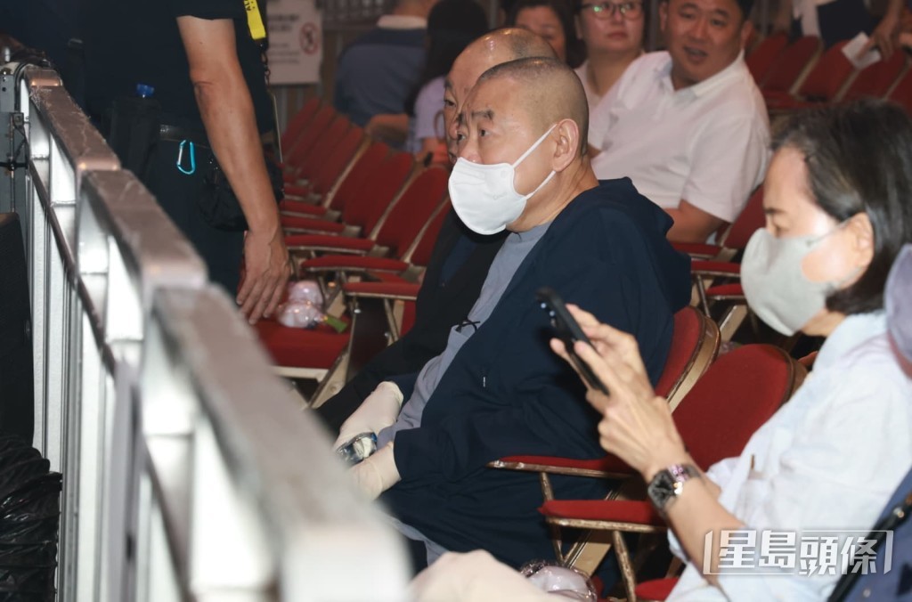 劉鑾雄(大劉)與弟弟劉鑾鴻(細劉)罕有一同現身睇騷。