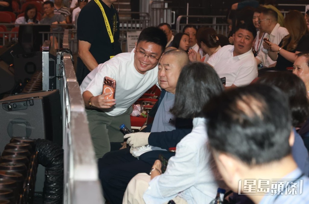 富商劉鑾雄(大劉)親臨紅館引起關注,有觀眾上前要求合照。