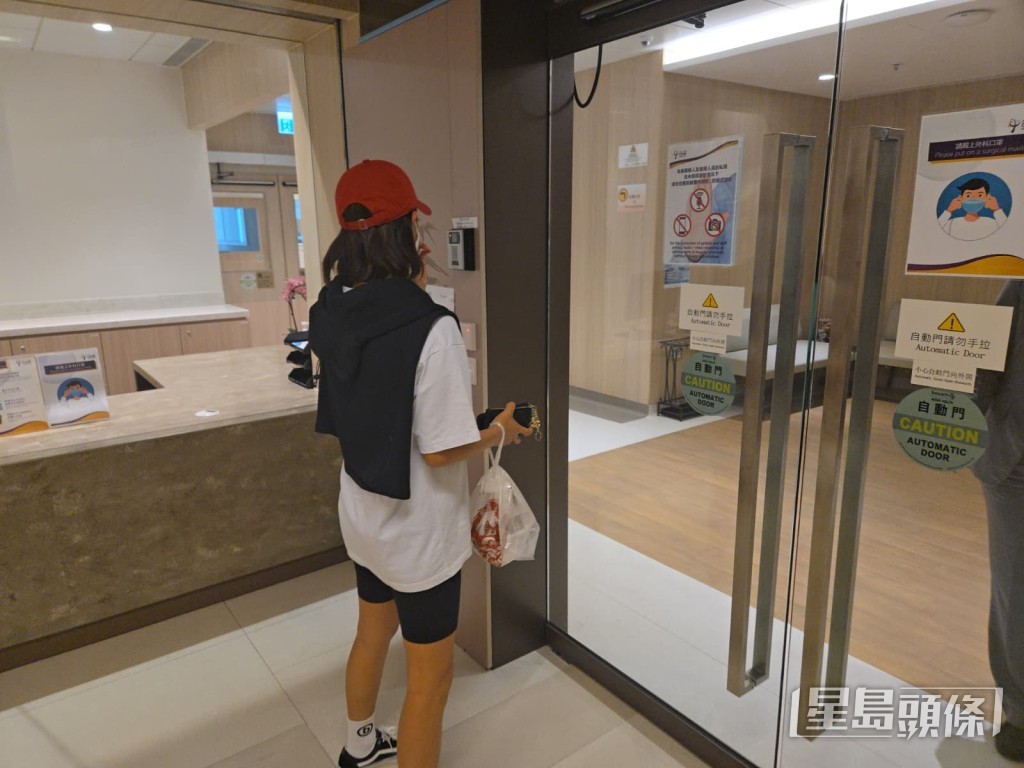 梁靖琪手拿外賣食物。