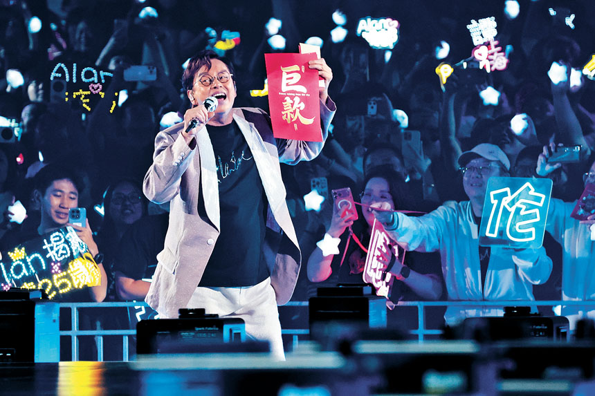 阿倫除了有利是收，更收到歌迷「巨款」，表現開心。