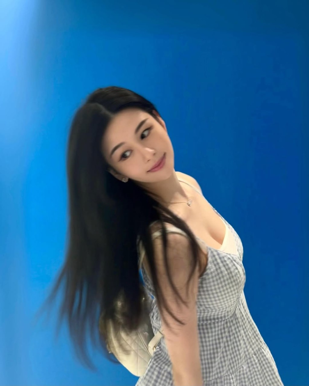 沈月穿上低胸吊帶裙,將豐滿澎湃身材展現露無遺。