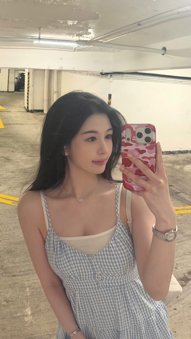 沈月對自己打扮很滿意,不禁自拍放上社交平台。