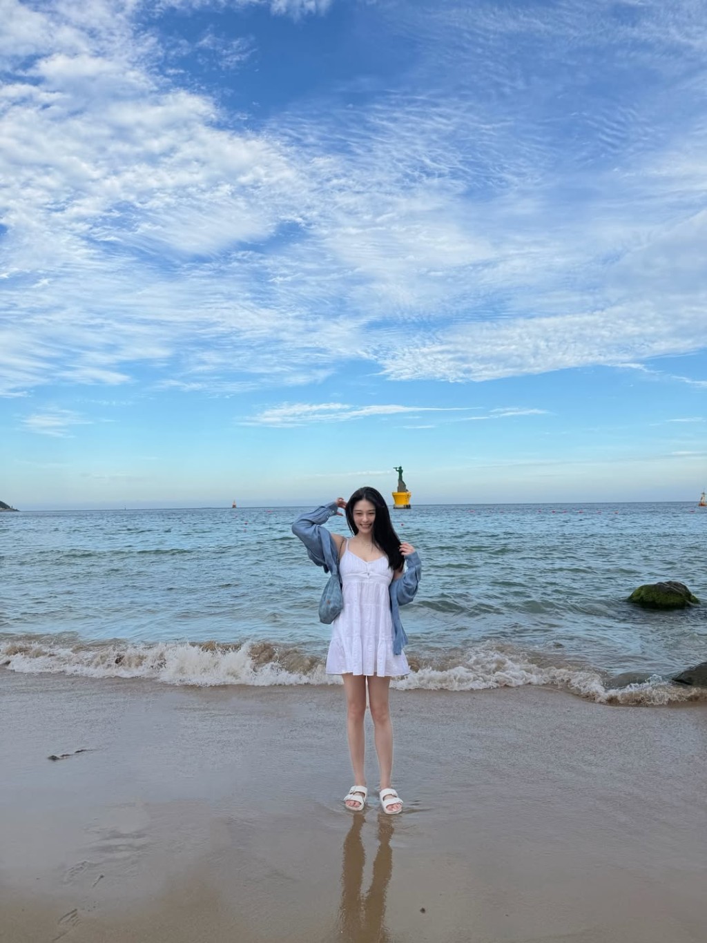 沈月晒另類沙灘相。