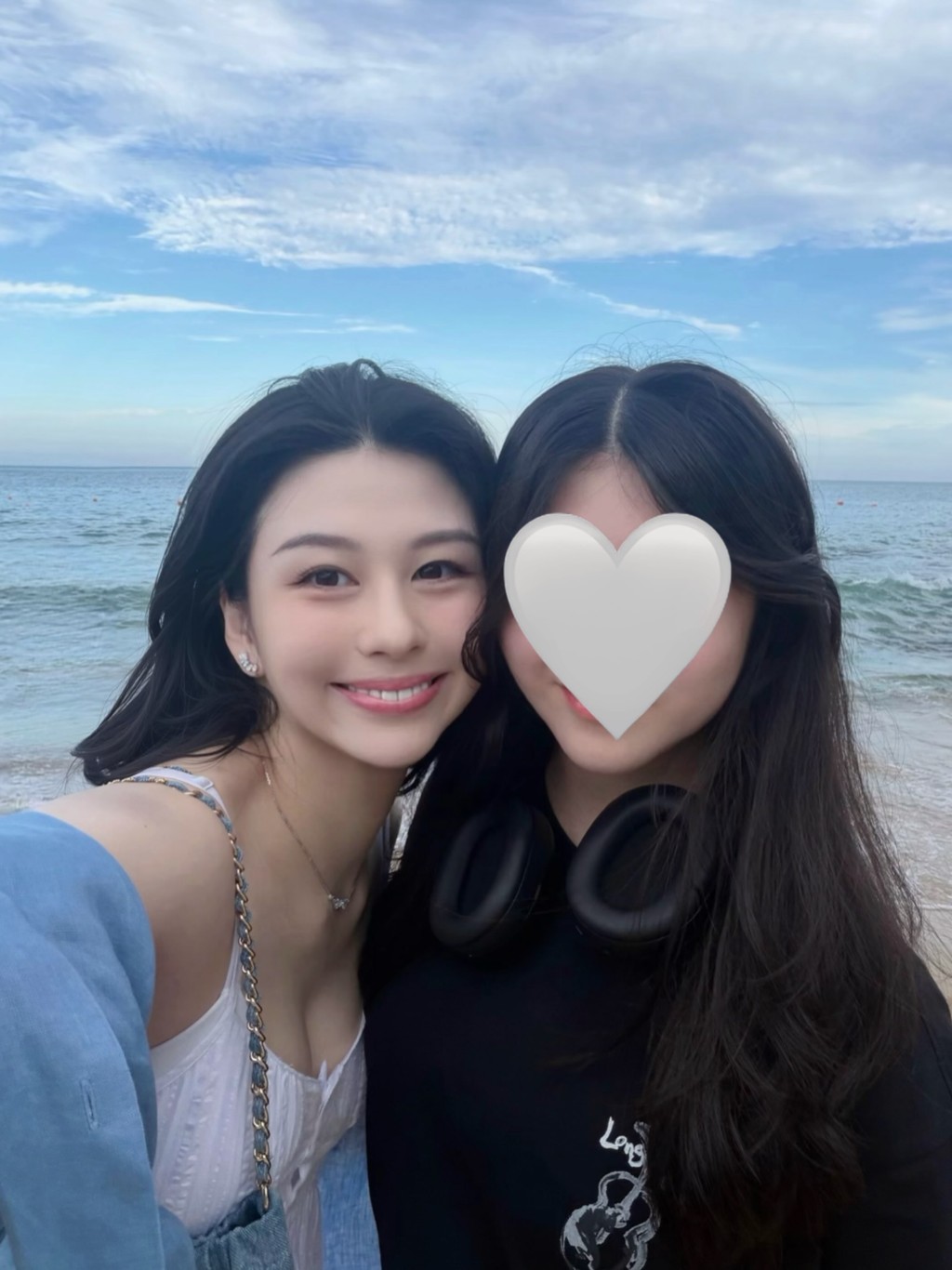 沈月刻意以「側身」的邪惡視角展現她恰到好處的上圍。