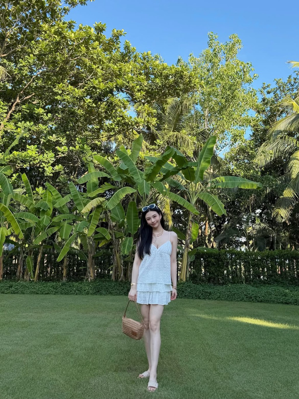沈月輕鬆駕馭超低胸短裙。