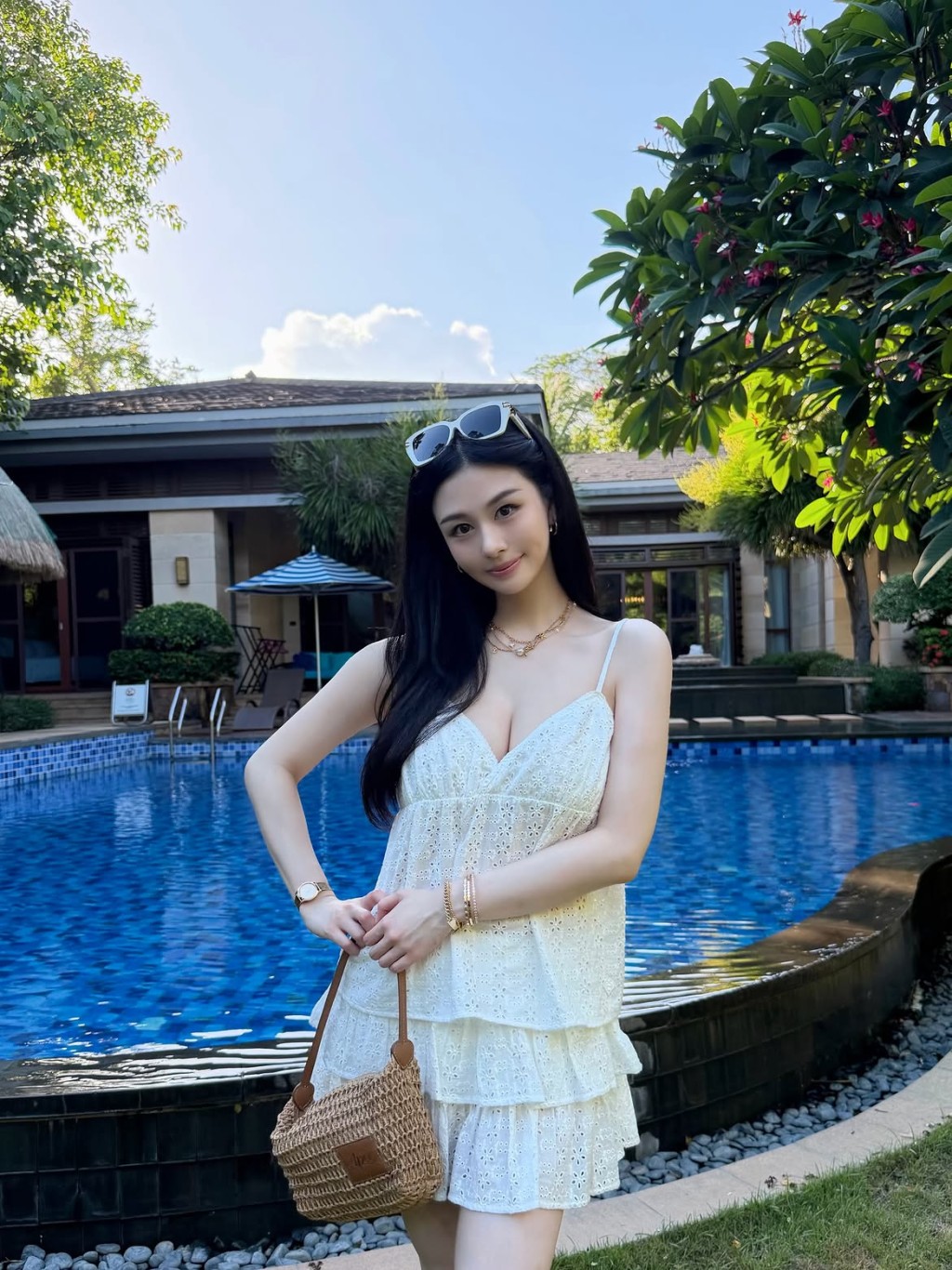 沈月有顏值有身材。