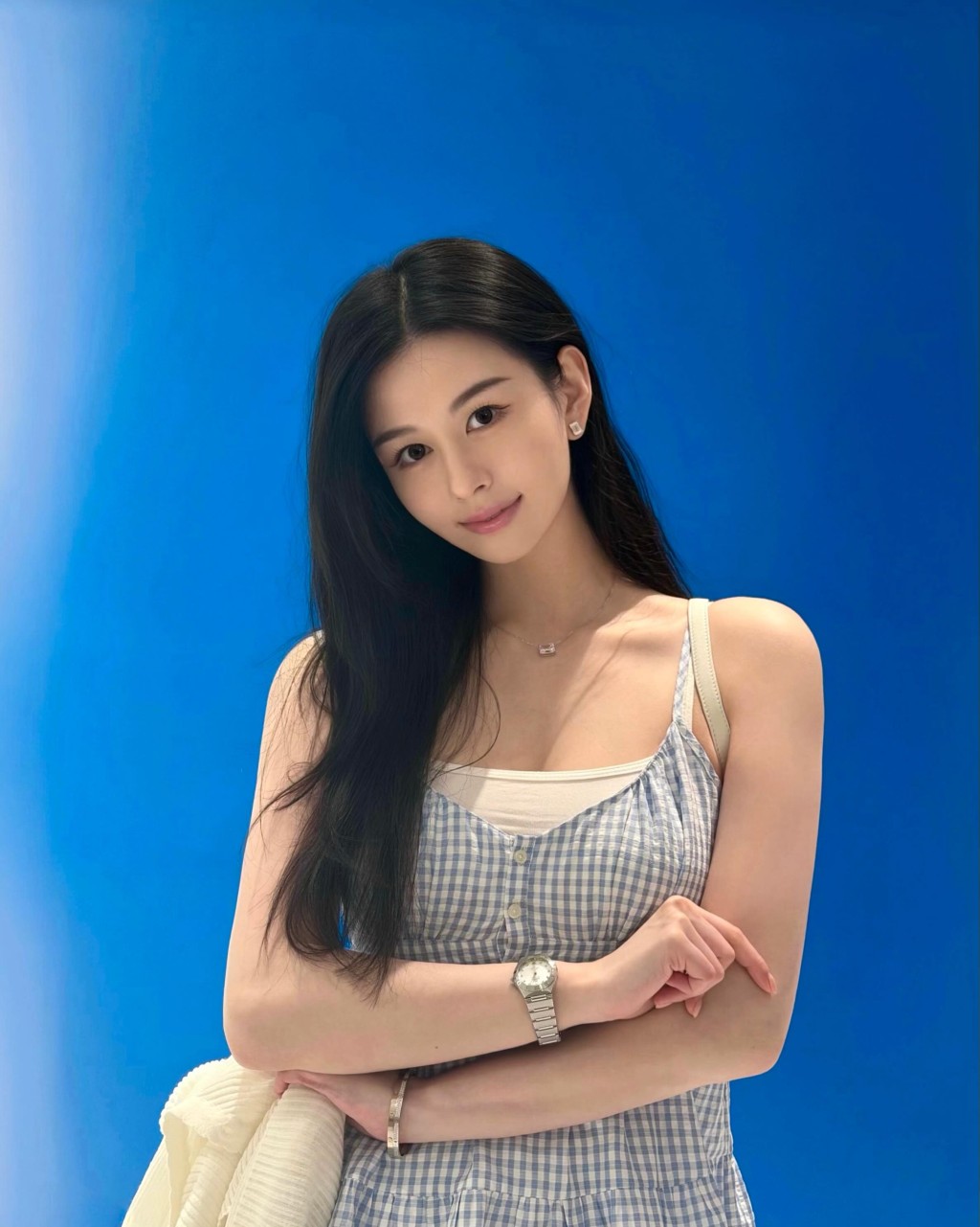 早前沈月分享多張美圖,長髮披肩,仙氣滿瀉。
