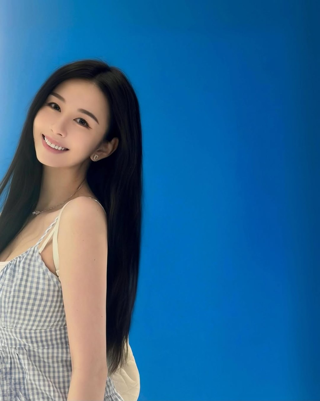 沈月笑容甜美,散發出少女的青春氣息。