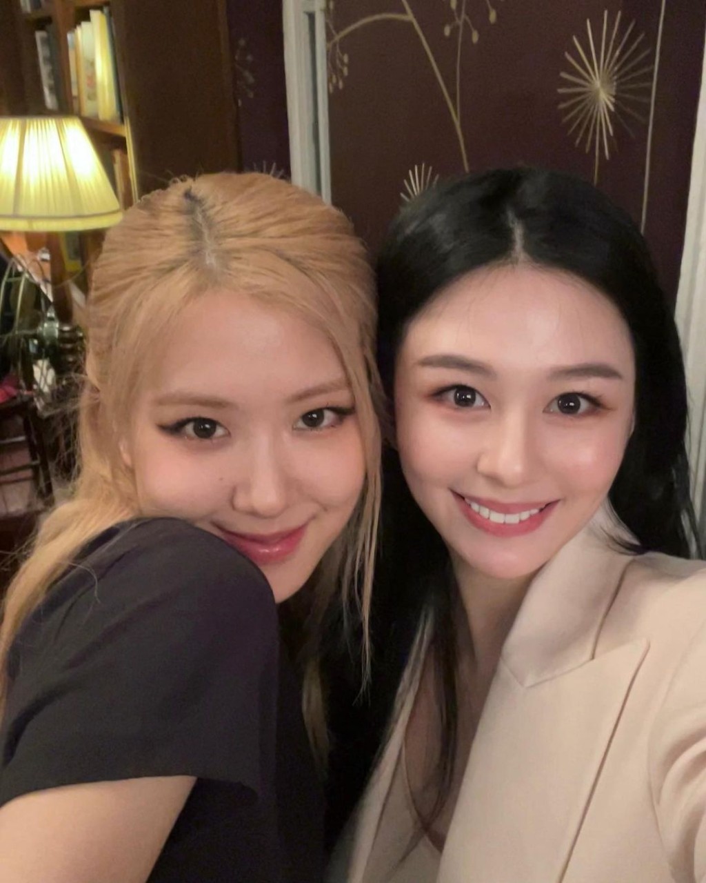 沈月與BLACKPINK成員Rosé(左)。