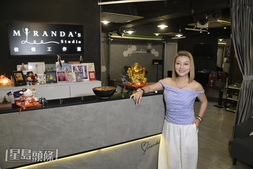 李佳來港後創辦「佳佳工作室」,致力培育樂壇新生代。